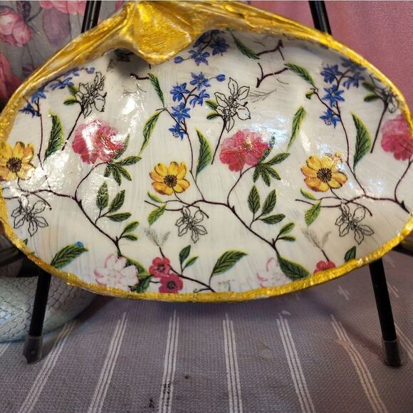 DECOUPAGE CLAM SHELL DECOUPAGE FLOWERS 💐 ON A CLAM SHELL TRINKET DISH - Picture 1 of 10